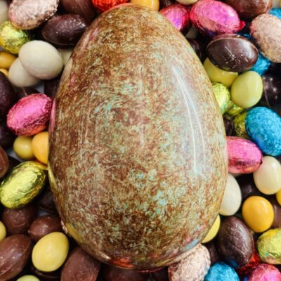 Jules l'Oeuf laqué au lait - petit ou grand - moulage garni