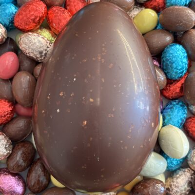 Jacques l'Oeuf croquant feuillantine noir ou lait - en petit ou grand - moulage garni