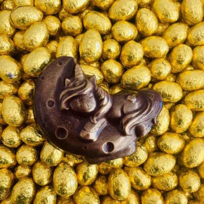Médaillon Licorne sur la lune et ses oeufs - Chocolat noir ou lait