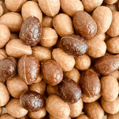 Assortiment d'oeufs fourrés au praliné amandes et noisettes